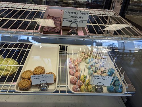 Creamy cheesecake, sandwich cookies & cake pops at LuLu's in Memphis