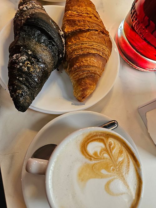 Cappuccino con latte di soia e croissant vegan (vuoti) at Oldì Coffee & Drink in Rho