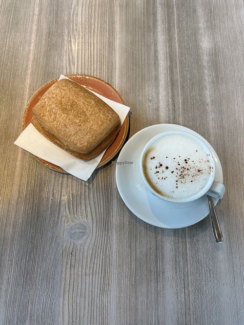 Fagottino di mele vegan e cappuccino di avena.  at NaturaSì in Castelfranco Veneto
