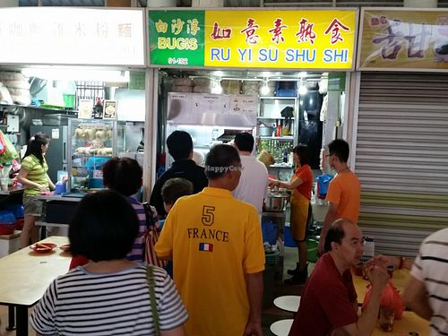 Queue in front of stall at Ru Yi 如意素熟食 in West Singapore