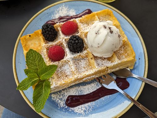 Waffel mit Kokoseis at Life Deli in Frankfurt
