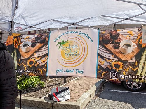 Market backdrop at Raydiant Vybes in Alameda
