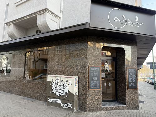 Outside; vegan options: strawberry, mango, lemon, “Nero bitter”   at Eis Casal in Essen