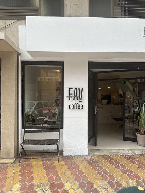 Entrance there is seating outside and inside  at FAV COFFEE - Café de especialidad in Valencia