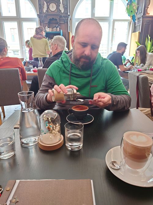 Cozy and full 🧇🥐🥞🫔🌯☕🍵🍷🍺🍰 at Café Naiv in Innsbruck