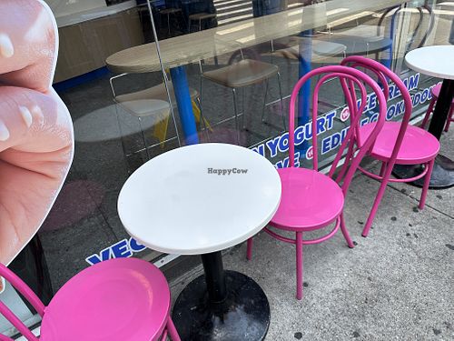 outside seating  at 16 Handles in New York City
