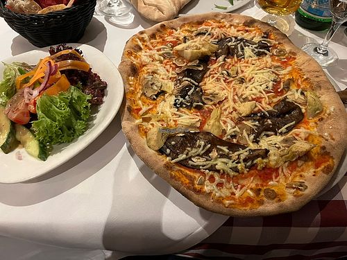 vegane Steinofenpizza mit Champignons, Aubergine und Artischocke  at La Trattoria in Guetersloh