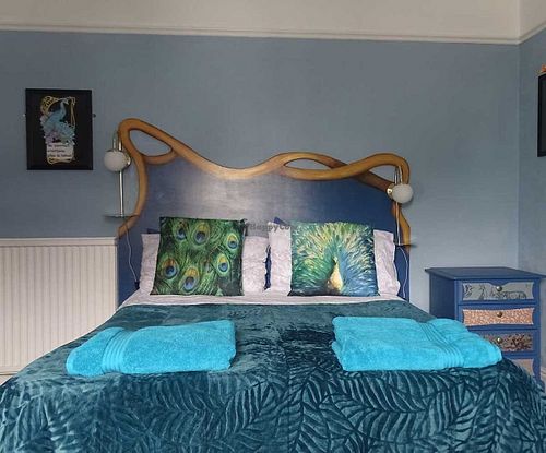 Book-themed rooms: Oscar Wilde double room at The Miggi Vegan Guesthouse in Paignton