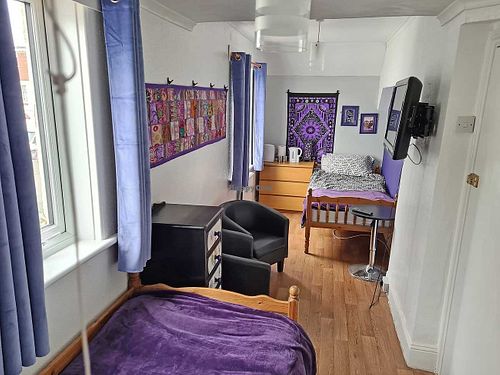 Book-themed rooms: Alice Walker Color Purple twin room at The Miggi Vegan Guesthouse in Paignton