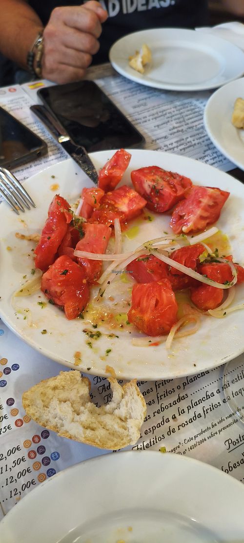 (el plato era bien grande) comimos tomate aliñado, setas y garbanzos con espinacas  todo super rico at Taberna Salinas in Cordoba