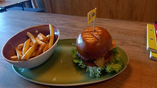 fries (4,90€) & erbsenkraft burger (7,90€) #Veganuary at Hans im Glück in Fulda