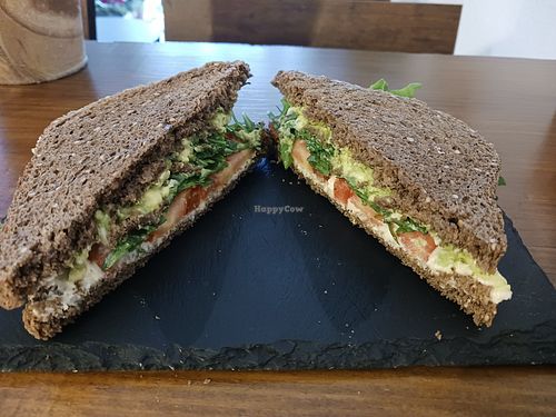 Vegan sándwich with avocado and salad at La Casita Jardín in Altea
