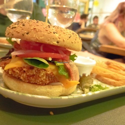 Buenísima Hamburguesa de lentejas y shitake con veganesa, queso chedar, hoja de roble, cebolla fresca y tomate

. at Hakuna Matata in Neu-ulm