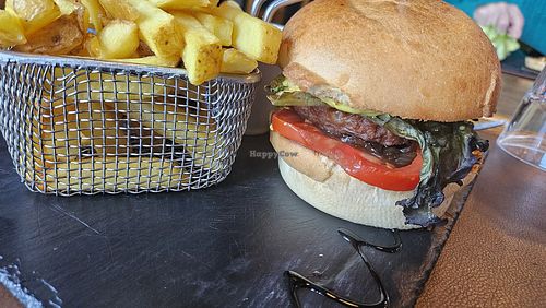 Burger Vegetarian Beyond Meat at Restaunt L'Hermine in Les Allues
