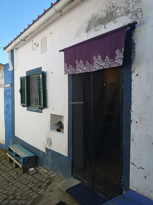 Unmarked entrance at Sazanami in Sao Martinho Das Amoreiras