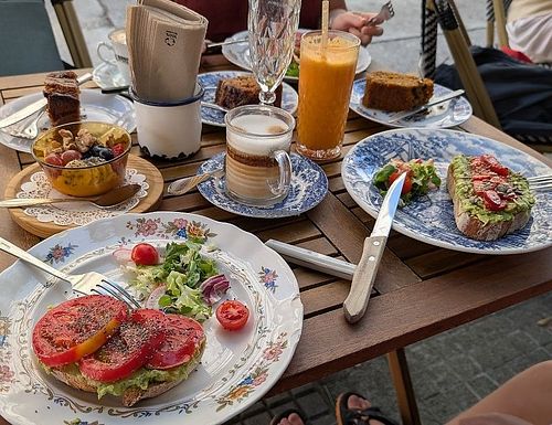 Tostas, iogurte, biscoitos, zume e cafés at Miss Maruja in A Coruna