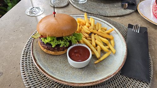 Vegan burger at Platanus Bar & Food in Kotor