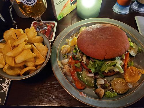 Veganer Burger mit Grillgemüse at Peter's Pub in Dagebuell