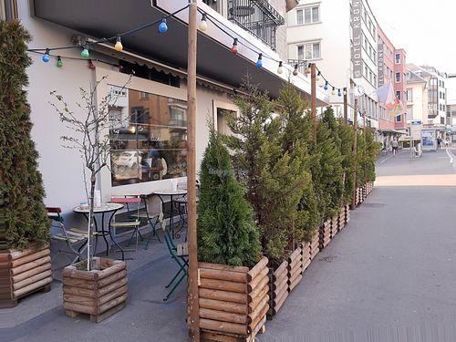 Outdoor seating at Moudi's Lecker Cafe in Zurich