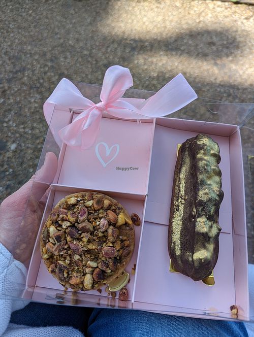 Pistachio tart & eclair Snickers at Cream Dream - Covent Garden in London