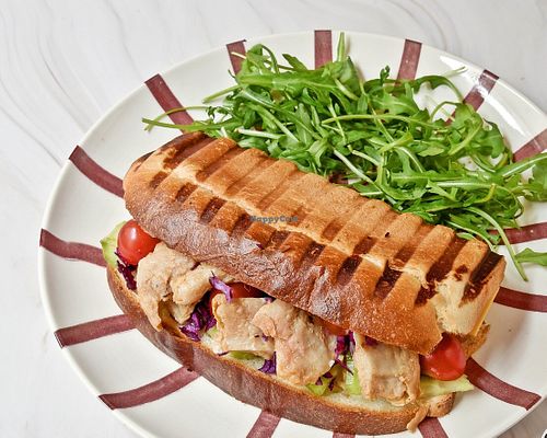 Sandwichc chaud faux poulet 100% veggie  at Veg'Anne By Anne Dorcay in Paris