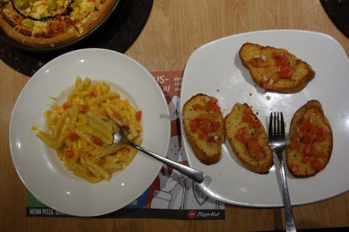 Creamy Cheez Vegan Pasta & Garlic Bread Bruschetta (vegan) at Pizza Hut in Saarbrucken
