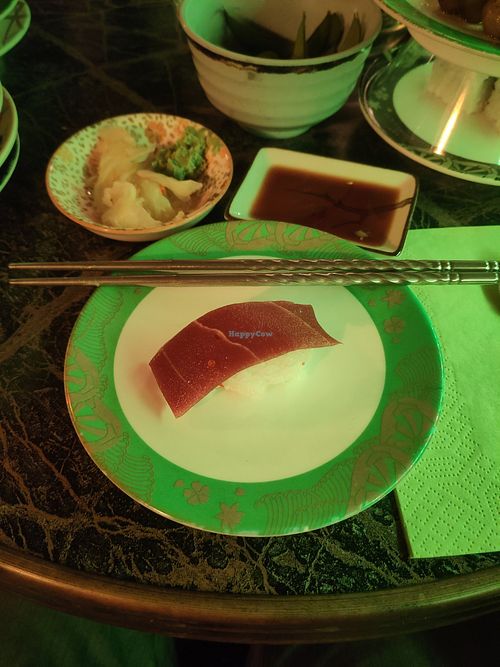 Red tuna roll at Bo's Viet Deli in Munich