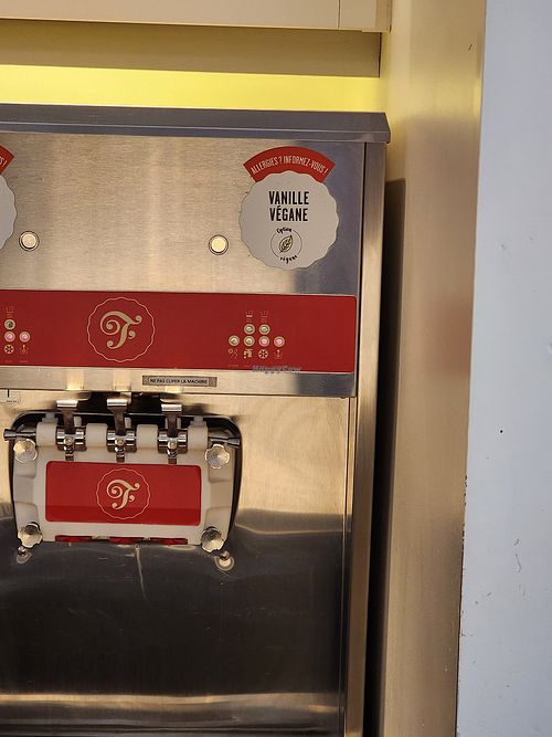 Très rare de pouvoir trouver de la crème glacée molle végane at Chocolats Favoris in Sherbrooke