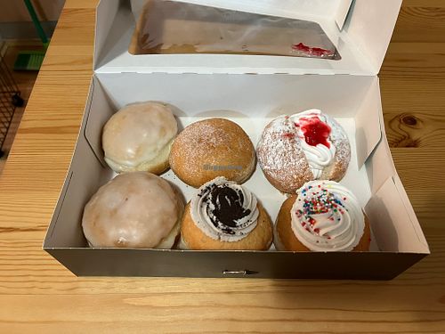  at MEL - Daniel's Donuts - T4 & T1 in Melbourne