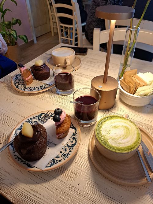 Muffin cioccolato&pere e mirtillo, matcha latte e chai latte con latte di avena at Dolci Pensieri in Florence