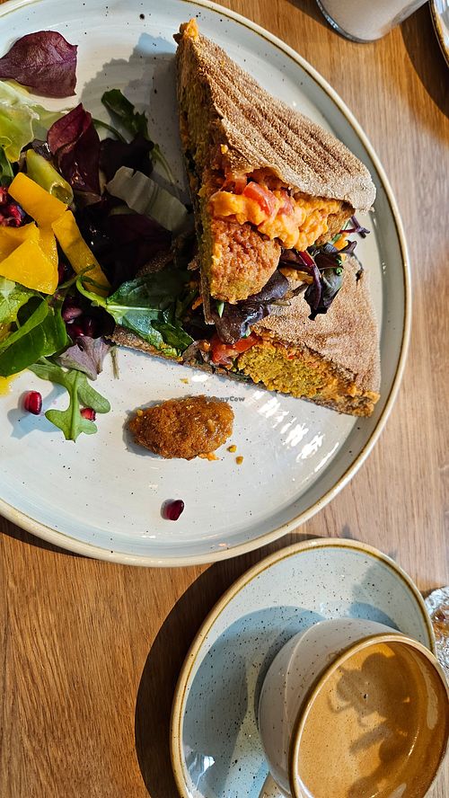 Pfannenbrot mit Falafel und Hummus at Mr. Bens Cafe in Dusseldorf