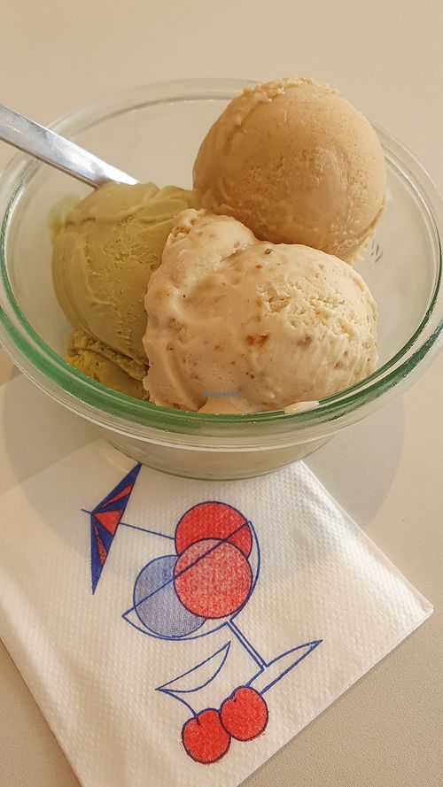 Kaffee, Walnuss und Pistazie - alles vegan 💚 at [ais] - Eismanufaktur in Cologne