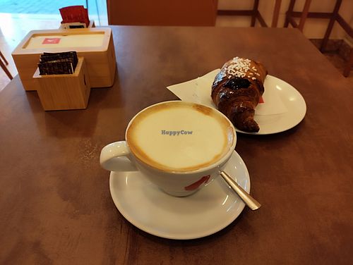 Croissant vegano con marmellata ai frutti di bosco e cappuccino con latte di soia. at Illice di Tocchio Alessio in Lerici