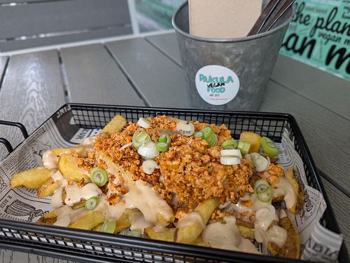 Tofu-cheezy fries at Rúkula Vegan Food in Malaga