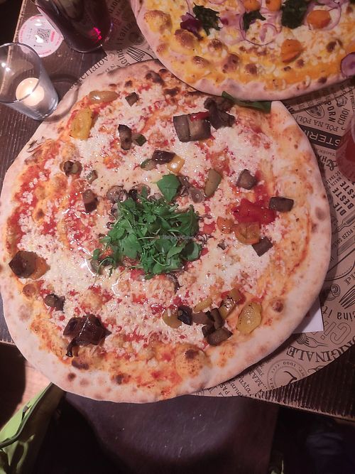 Vegan vegetable pizza at L'Osteria - Künstlerhaus München in Munich