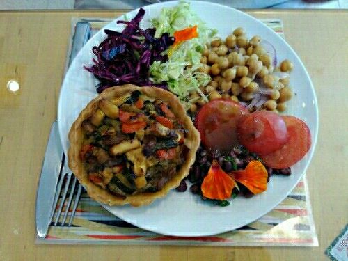 Prato do dia - quiche de legumes e tofu + salada at Quintal Bioshop in Porto