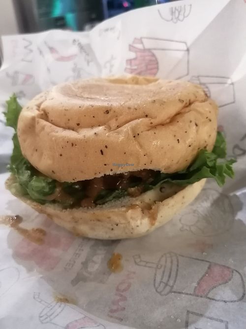 Vegan Chicken burger at 維吉堡 Veggie burger蔬食素食漢堡(北平店)  in Taichung