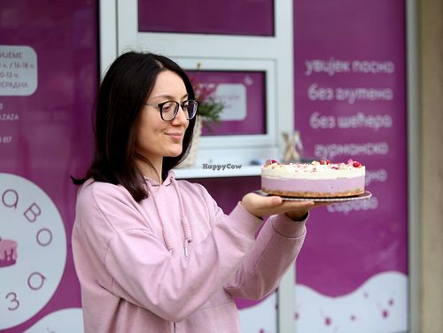 owner with freshly made cake at Zdravo Zaza in Banja Luka