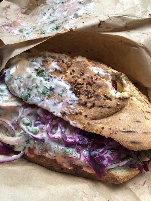 Hier sieht man leider schon, dass der Döner bereits beim auspacken kaputt war  at Tastyy in Gelsenkirchen