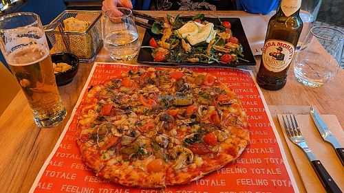 This was SO good! The salad was the César Vegan, and the pizza was the Boogie Vegan. We shared both. The server did not speak English, but I speak done Portuguese. The bread he'd  at Totale Pizzeria - Saldanha in Lisbon