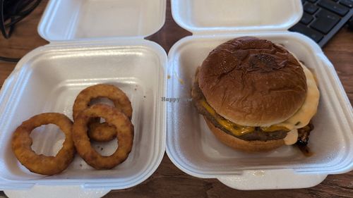 Vegan Burger & Onion fries at Beef & Co. in Wuppertal