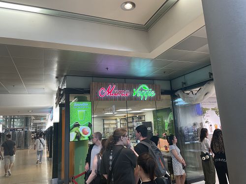 View from next place “Comebuy” with queue  at MamaVeggie  in Hannover