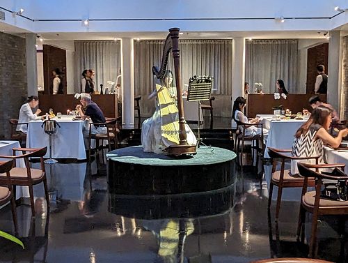 Harpist at King's Joy 京兆尹 in Beijing