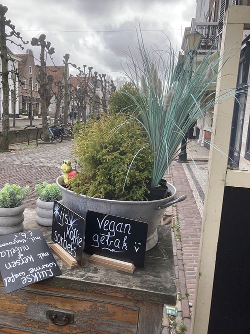 Vegan cake advertised outsidee  at De Elburger in Elburg