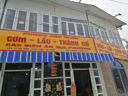 On the main road at Nhà hàng Phong Vân Quán in Yen Minh