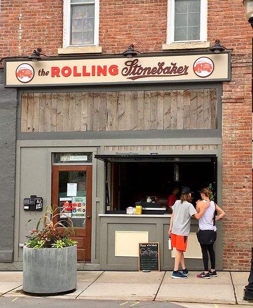 Vegan and vegetarian wood fired pizza  at Central Park Plaza Market in Valparaiso