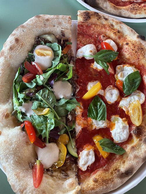 Vegan Margherita (with DreamFarm mozzarella) + Botanica 🫶🏼  at Zia Pizza in Peschiera Del Garda