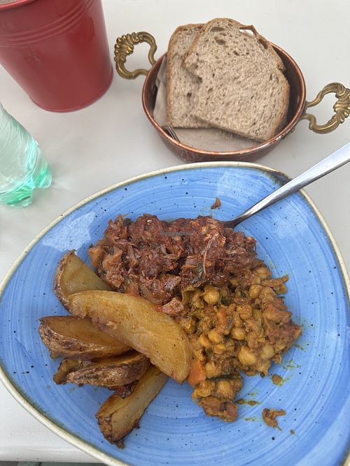 Ceci al curry, tofu ai funghi e patate   at Sunmoon - Septemvri in Sofia