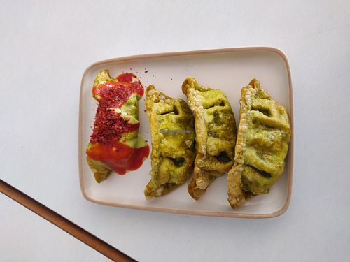 Gyozas vegan - 1 com molho picante at Kimono Sushi Bar in Vila Nova De Santo Andre