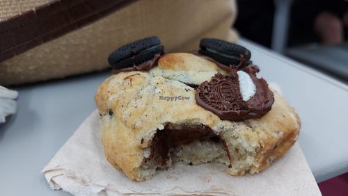 Relleno de Oreo cookie. El rollo de canela me lo comí antes de la foto, sorry...😅 at Crumbles in Barcelona